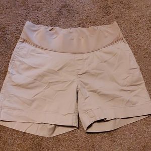 Awesome Gap maternity  shorts! Womans size 6;)